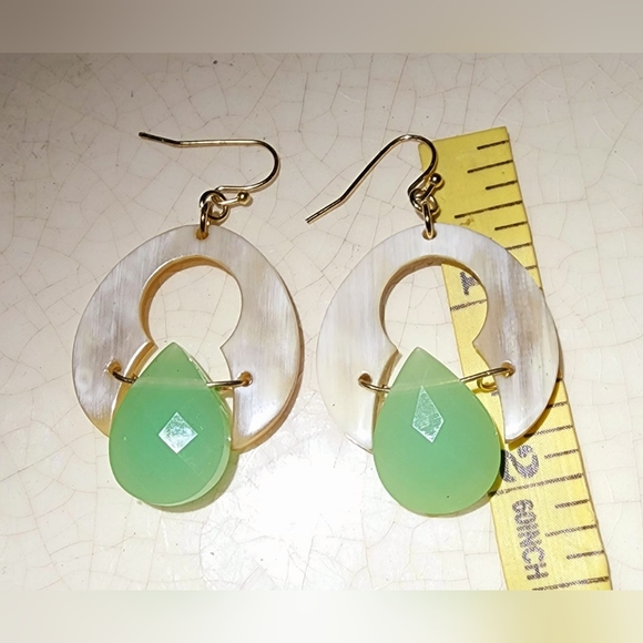 Beautiful abstract buffalo horn green faceted pearlesque teardrop hook earrings - Picture 5 of 7